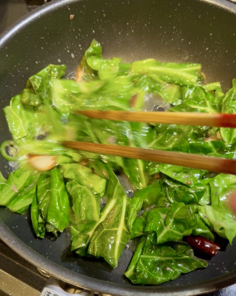 ケールを炒めてしんなりした状態　短時間の火入れで色鮮やかに仕上げる