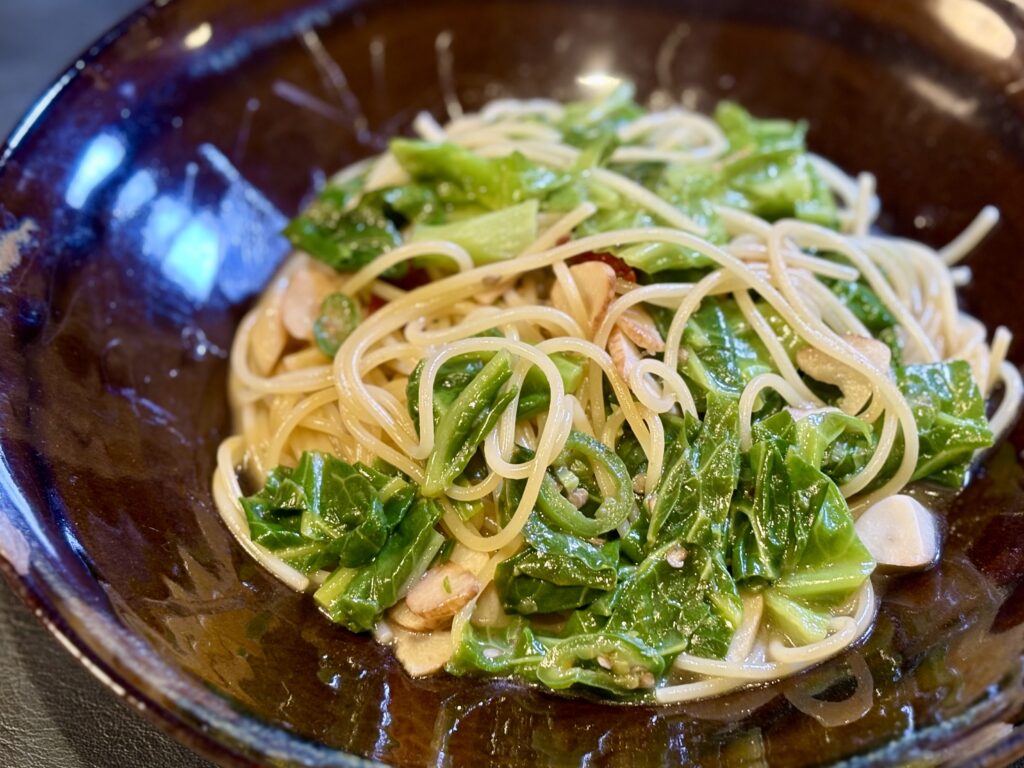 やわらかケールとアンチョビのペペロンチーノ　にんにくオイルで香りを立てたパスタ
