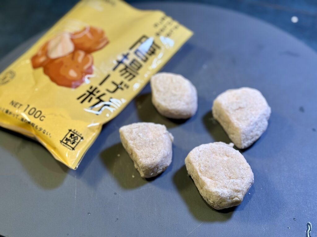 揚げない唐揚げの衣に使う唐揚げ粉とナゲット形の鶏むね肉