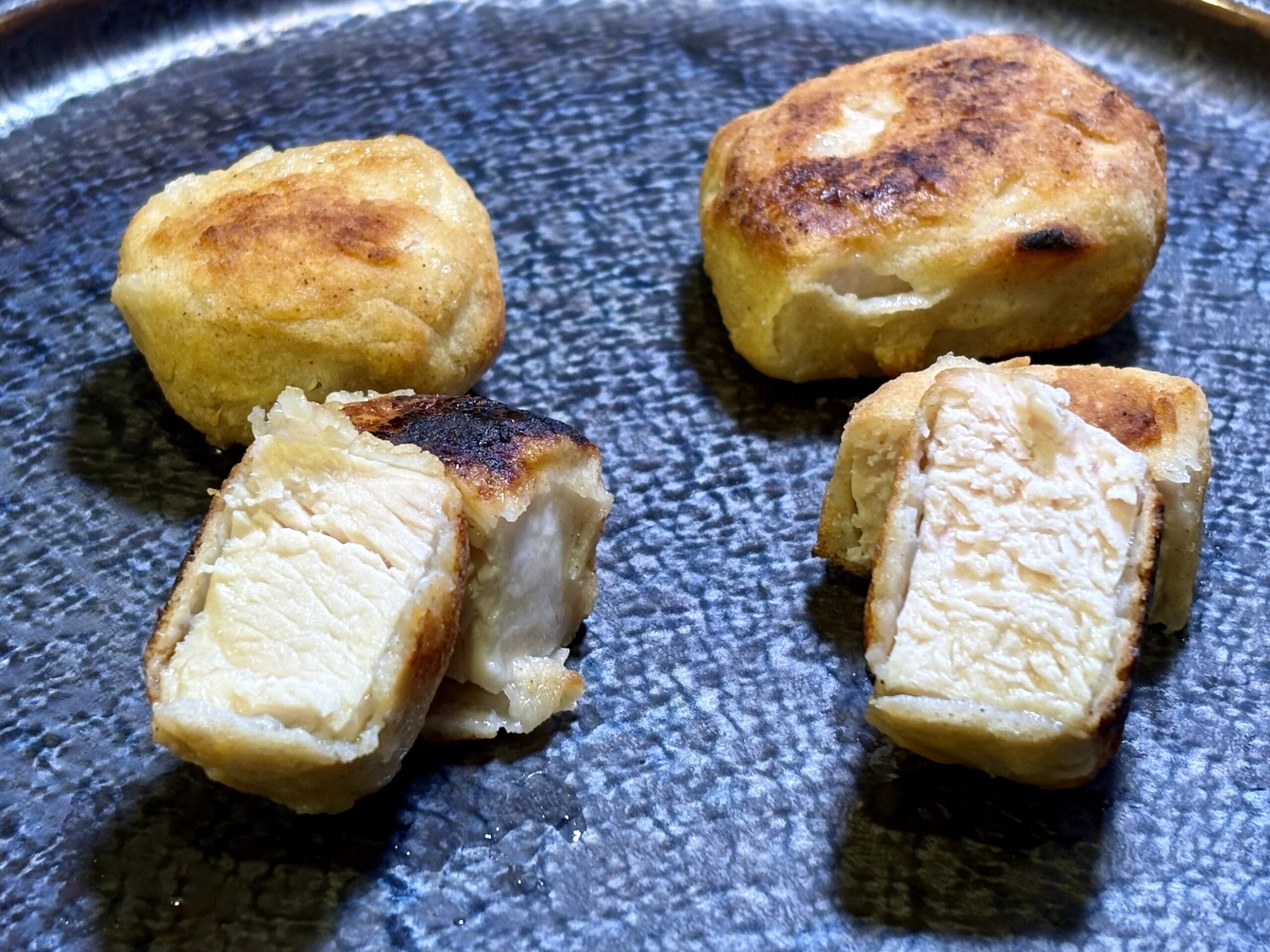 低温調理と圧力蒸しで作った揚げないナゲット風唐揚げの断面比較