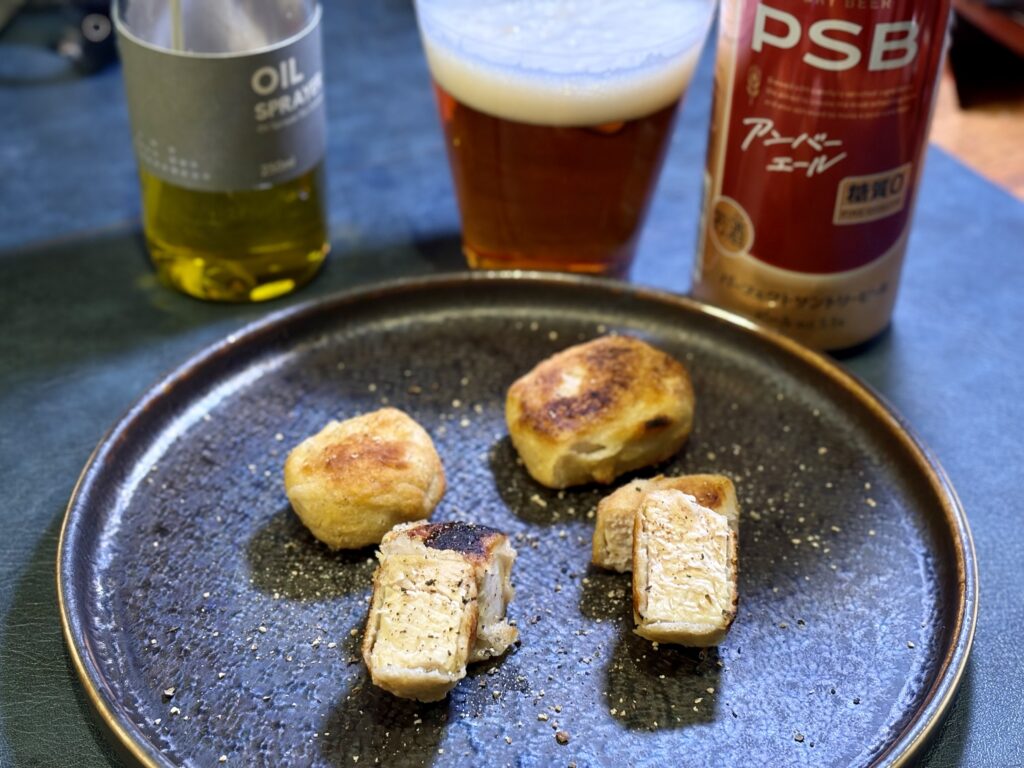 糖質ゼロのアンバーエールと黒胡椒を振った揚げないナゲット風唐揚げ