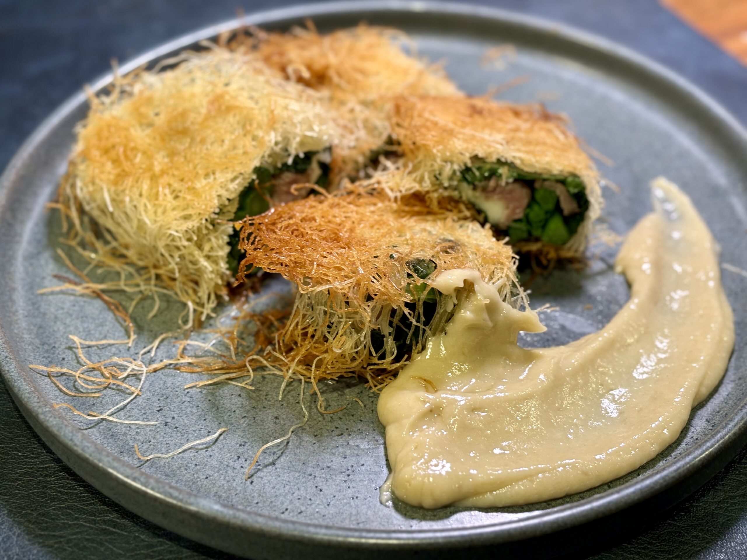 ケールで巻いた仔牛とモッツァレラチーズのカダイフ包み焼き、バーニャカウダソース添え