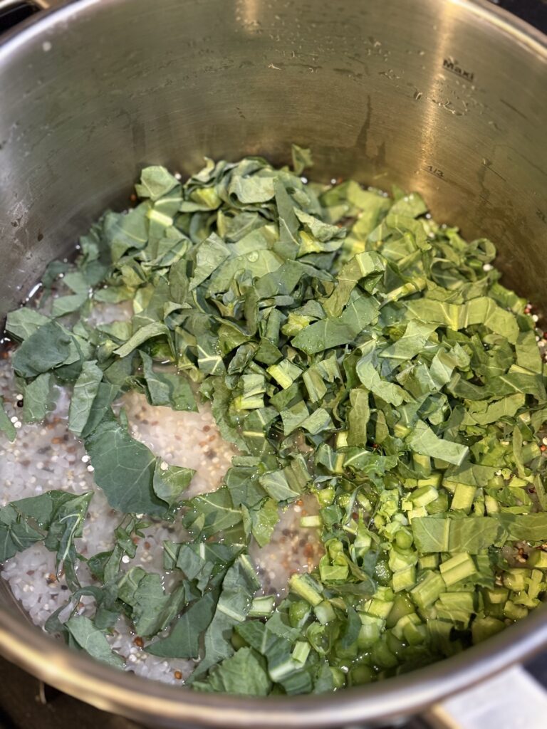 炊飯前の米とキヌアに刻んだケールを加えた様子