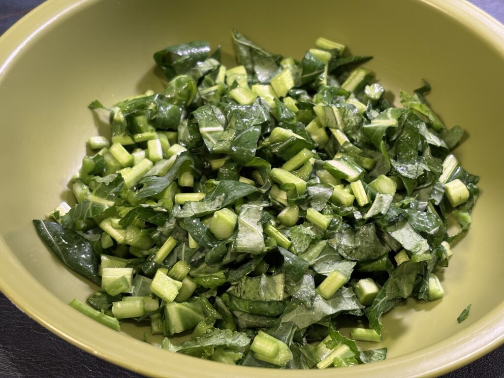 刻んだケールをボウルに入れた下準備
