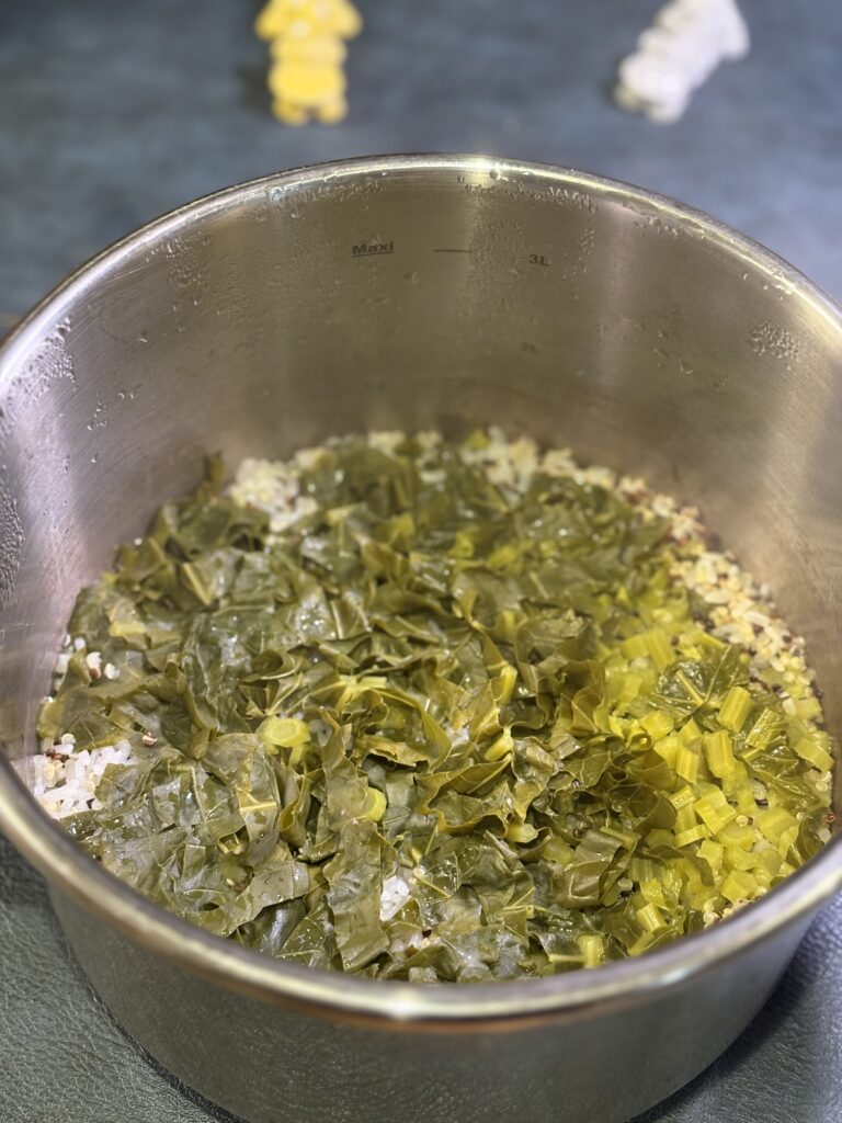 炊き上がりのケールとキヌアの炊き込みご飯の様子