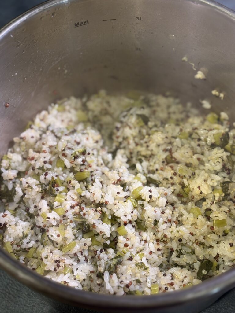 ケールとキヌアの混ぜご飯の炊き上がり