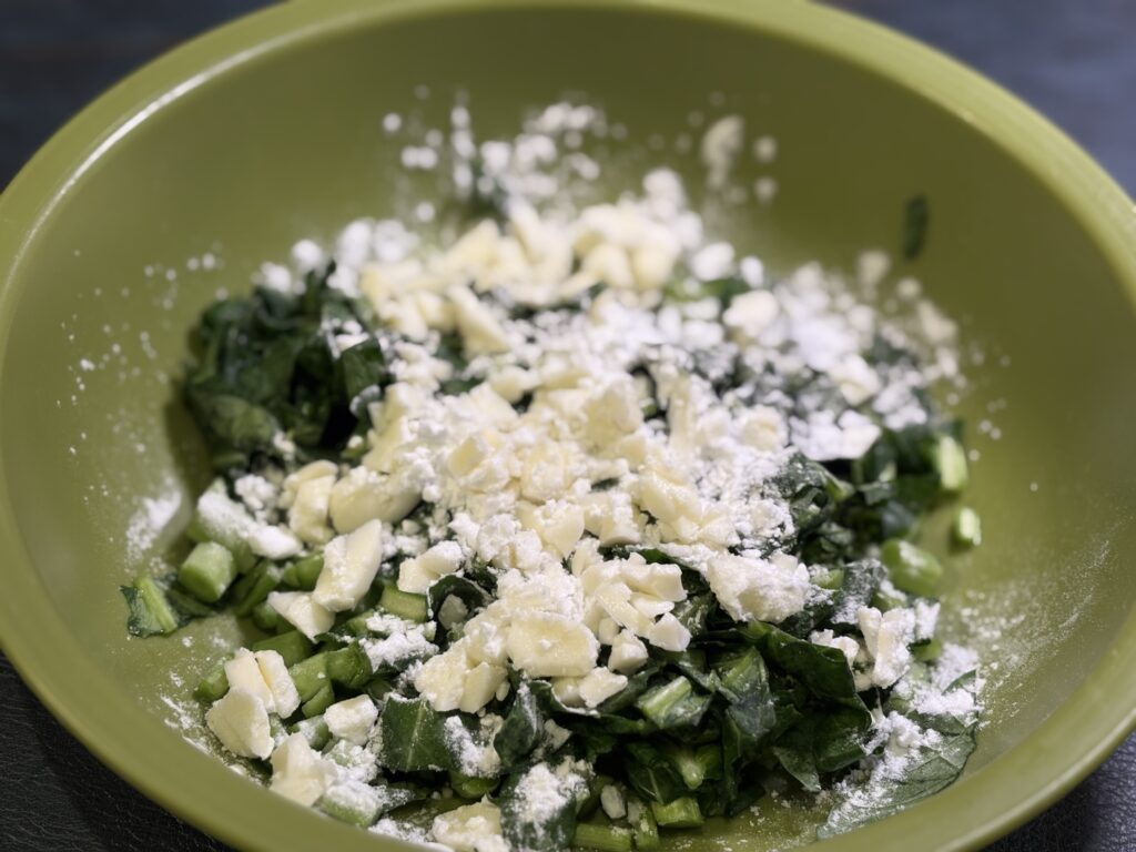 刻んだケールに米粉とモッツァレラチーズを加えた状態