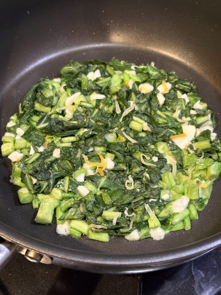 ケールチーズガレットをフライパンで焼き始めた様子