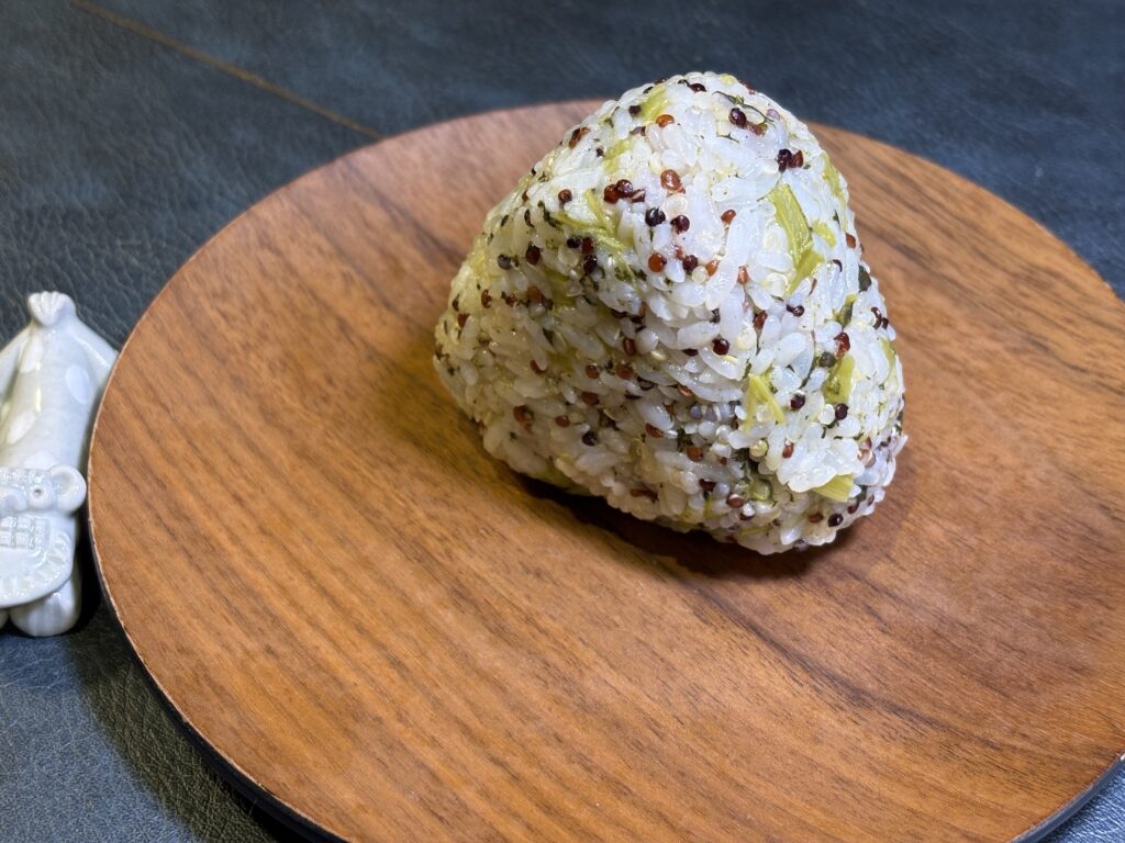 ケールとキヌアのおむすびの完成写真