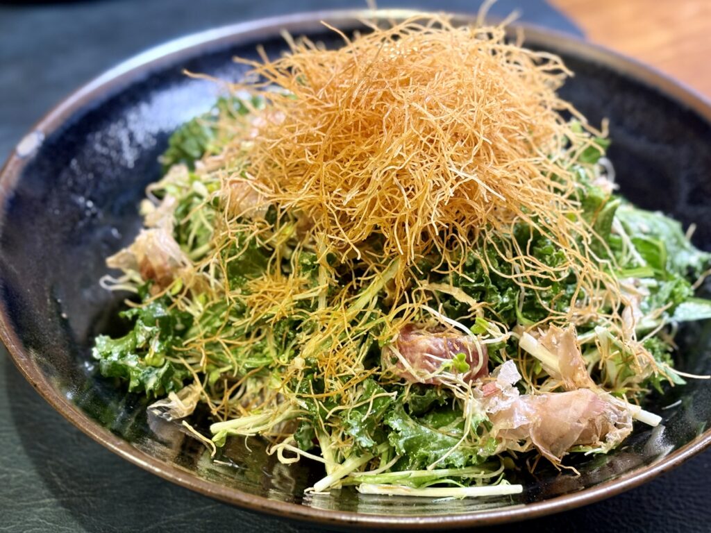 マグロとケールのサラダにカダイフをのせた朝の一皿