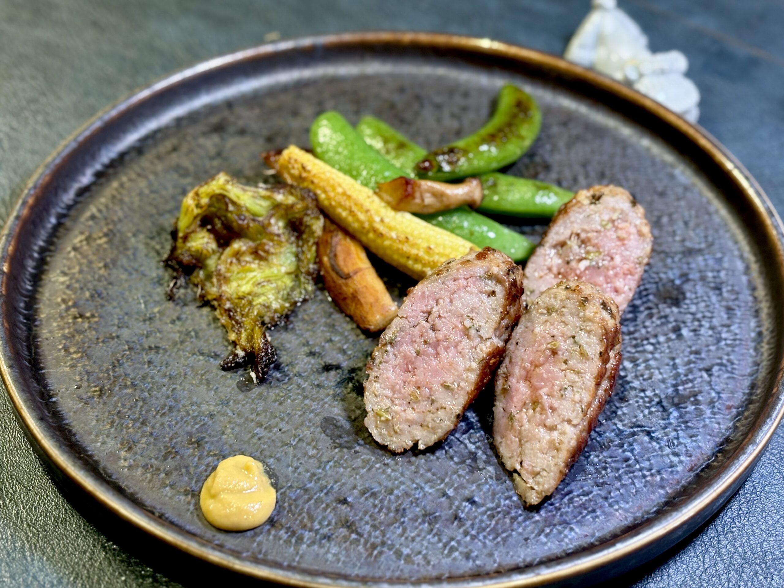 マイヤーフライパンで焼いた腸なし自家製サルシッチャのジューシーな断面