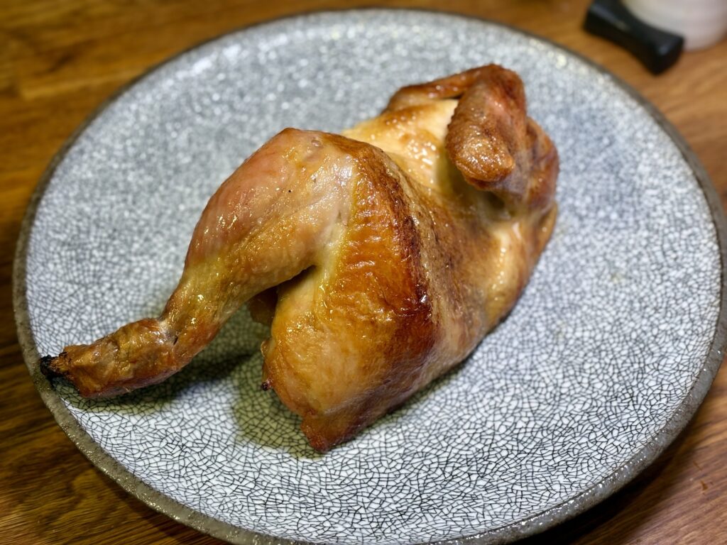 こんがり焼けたロティサリーチキンのもも肉アップ