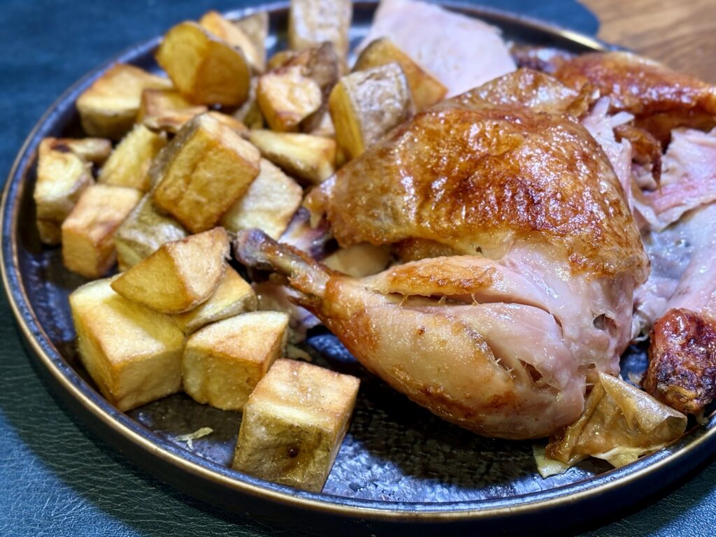 鶏脂で焼いた角切りポテトとロティサリーチキン