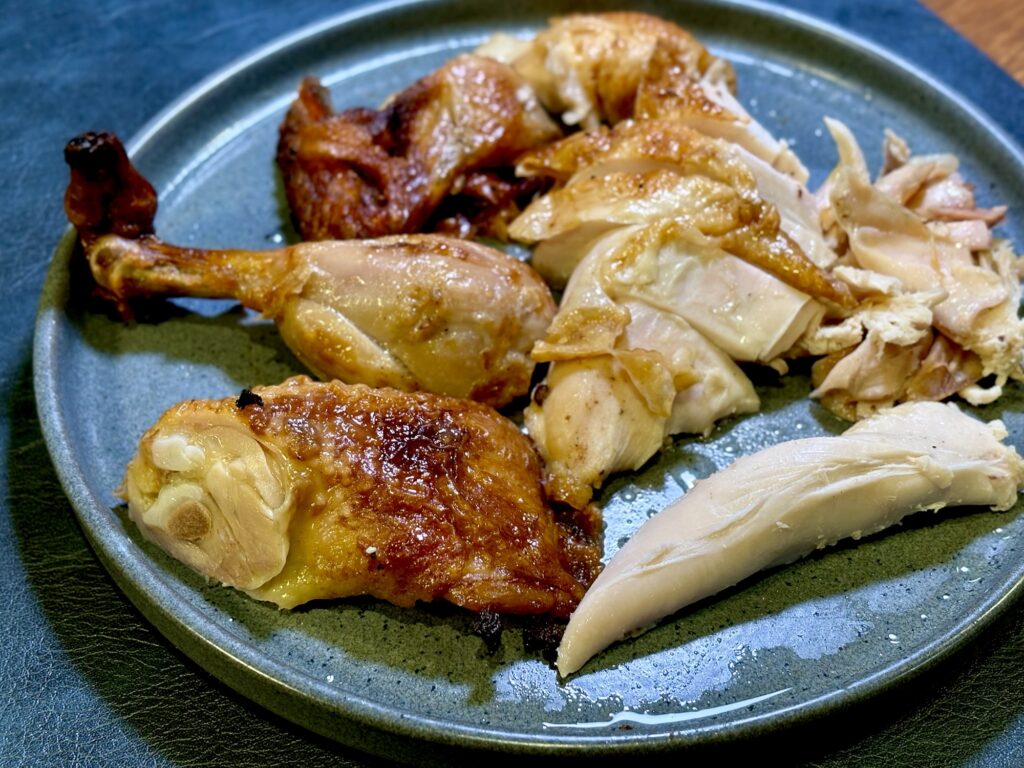 ロティサリーチキンを部位ごとに盛り付けた皿