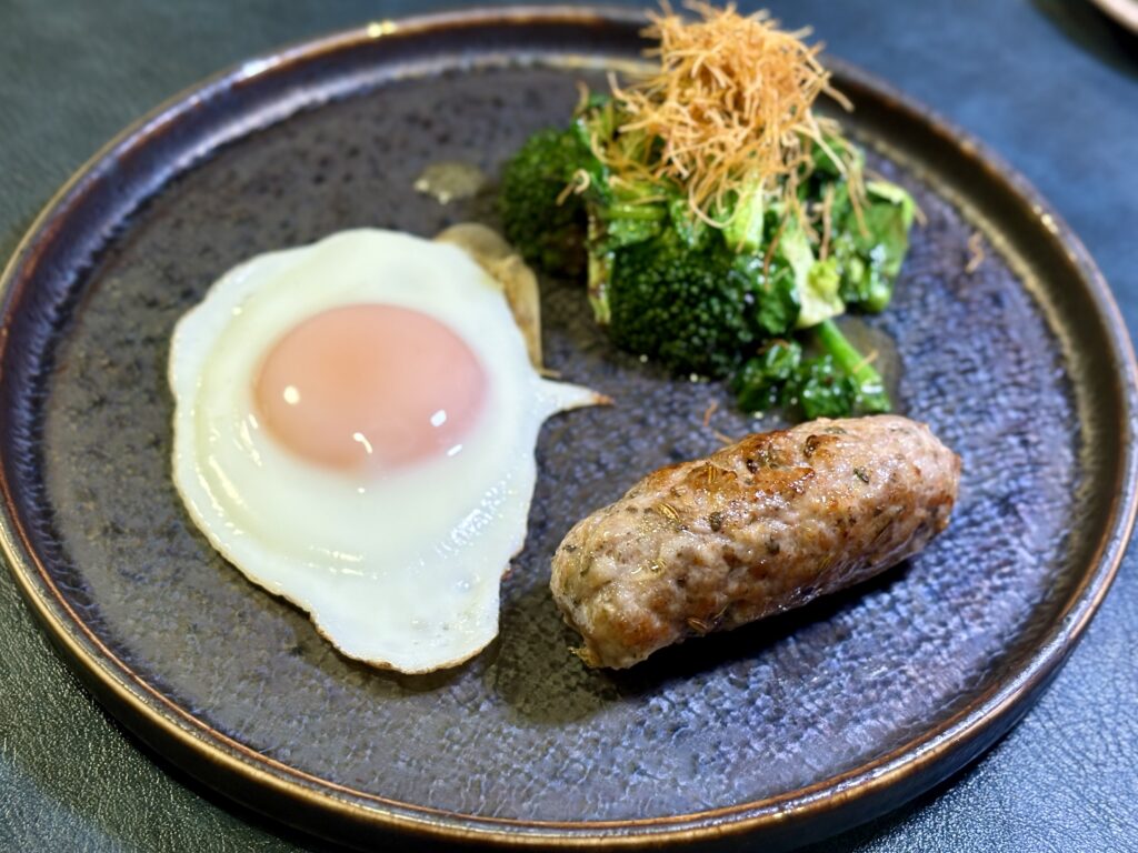 目玉焼きと自家製サルシッチャの朝ごはん