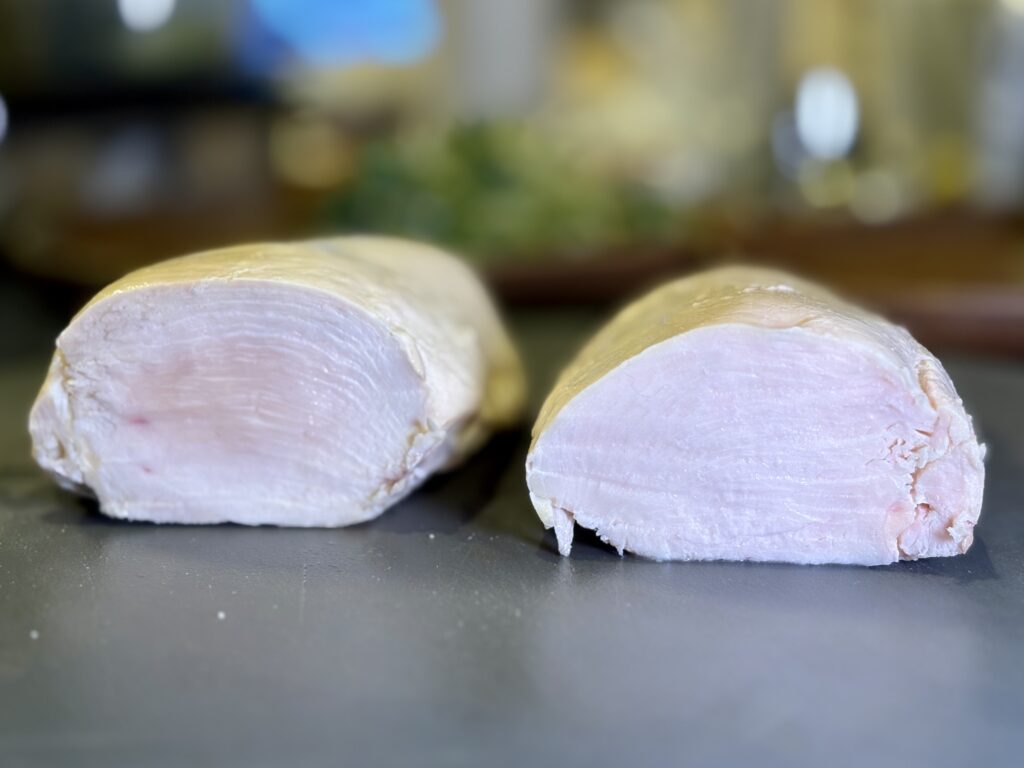 マイヤー蒸し鶏と低温調理蒸し鶏の断面比較写真