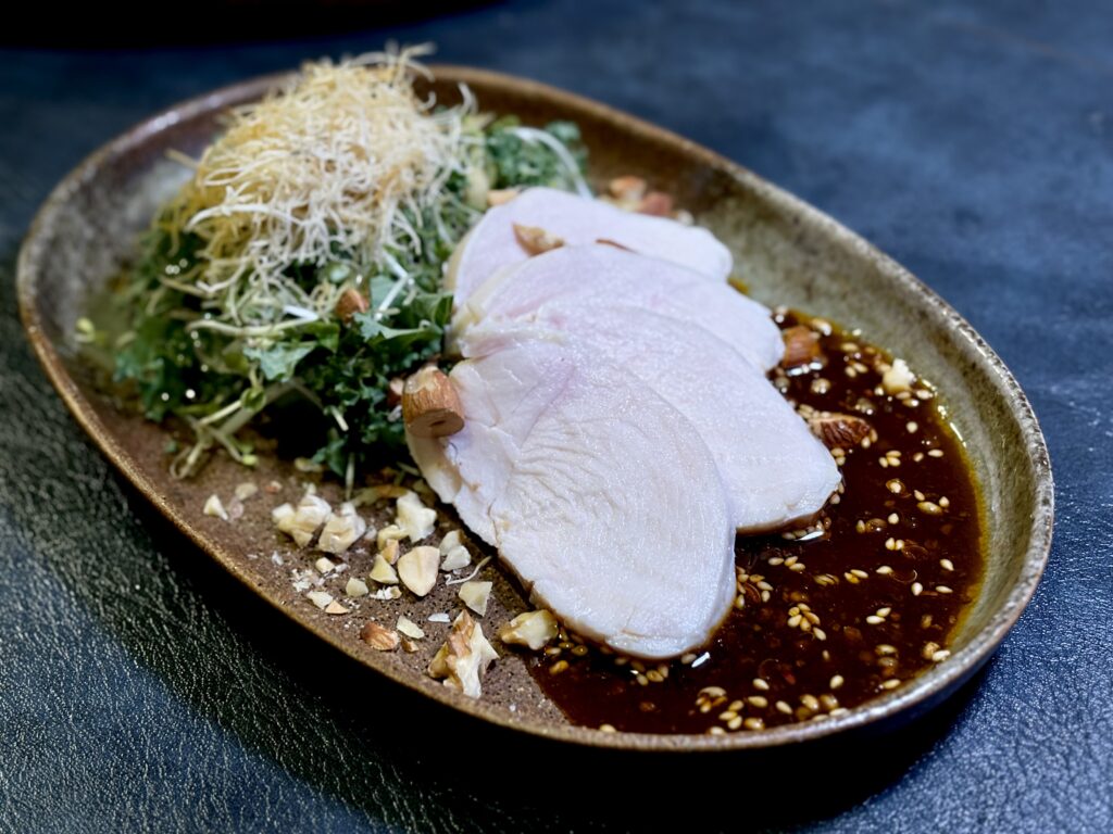 低温調理蒸し鶏を使ったよだれ鶏の盛り付け写真