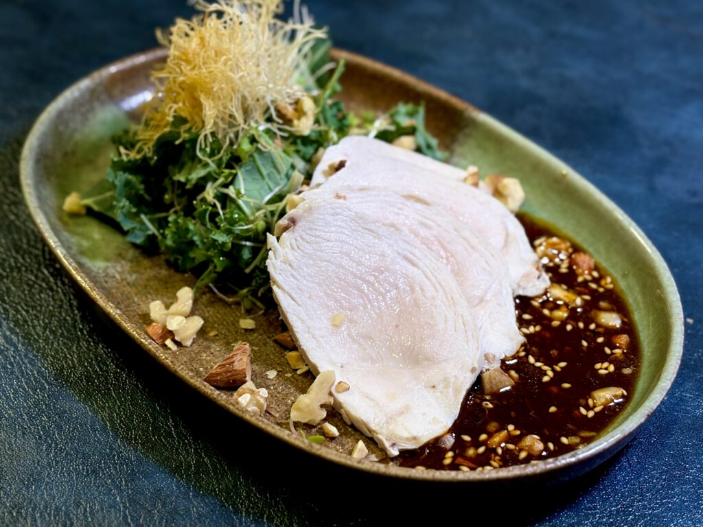 マイヤーハイプレッシャークッカーで作った蒸し鶏を使ったよだれ鶏の盛り付け写真