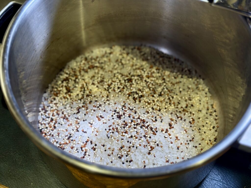 マイヤーハイプレッシャークッカー圧力鍋に入れた米とキヌア