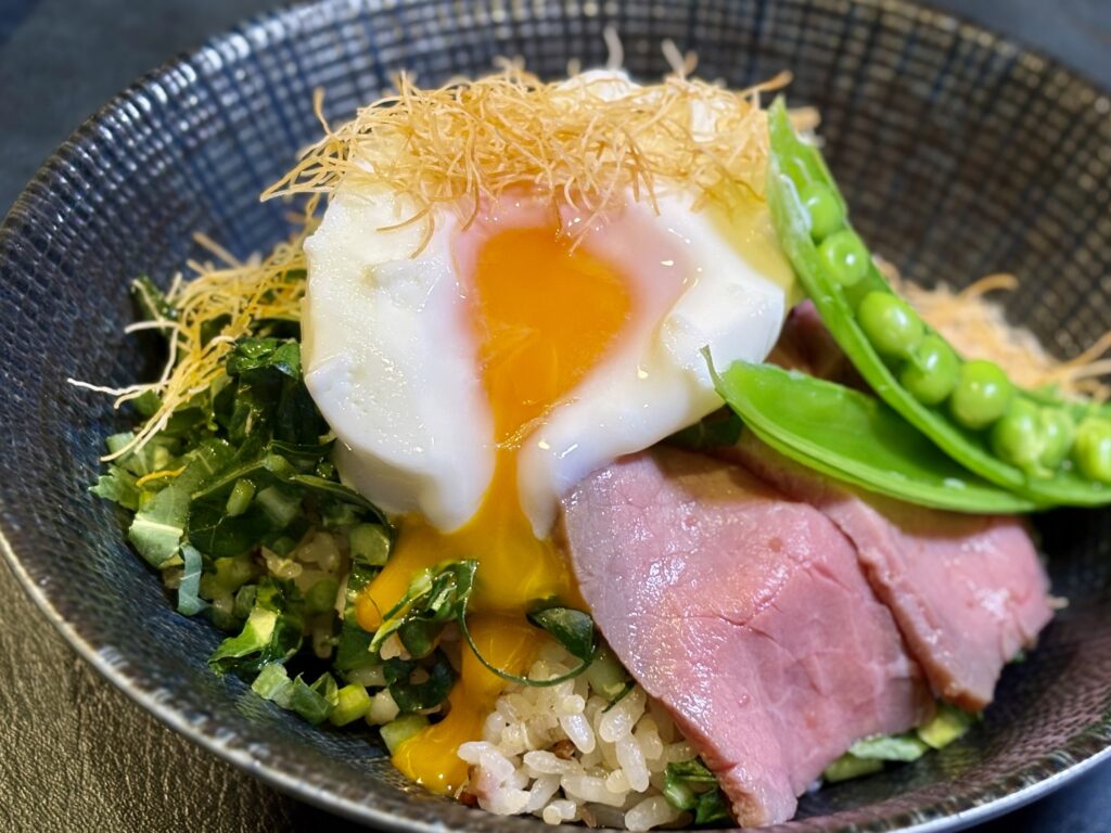 ケールローストビーフ丼 キヌアご飯