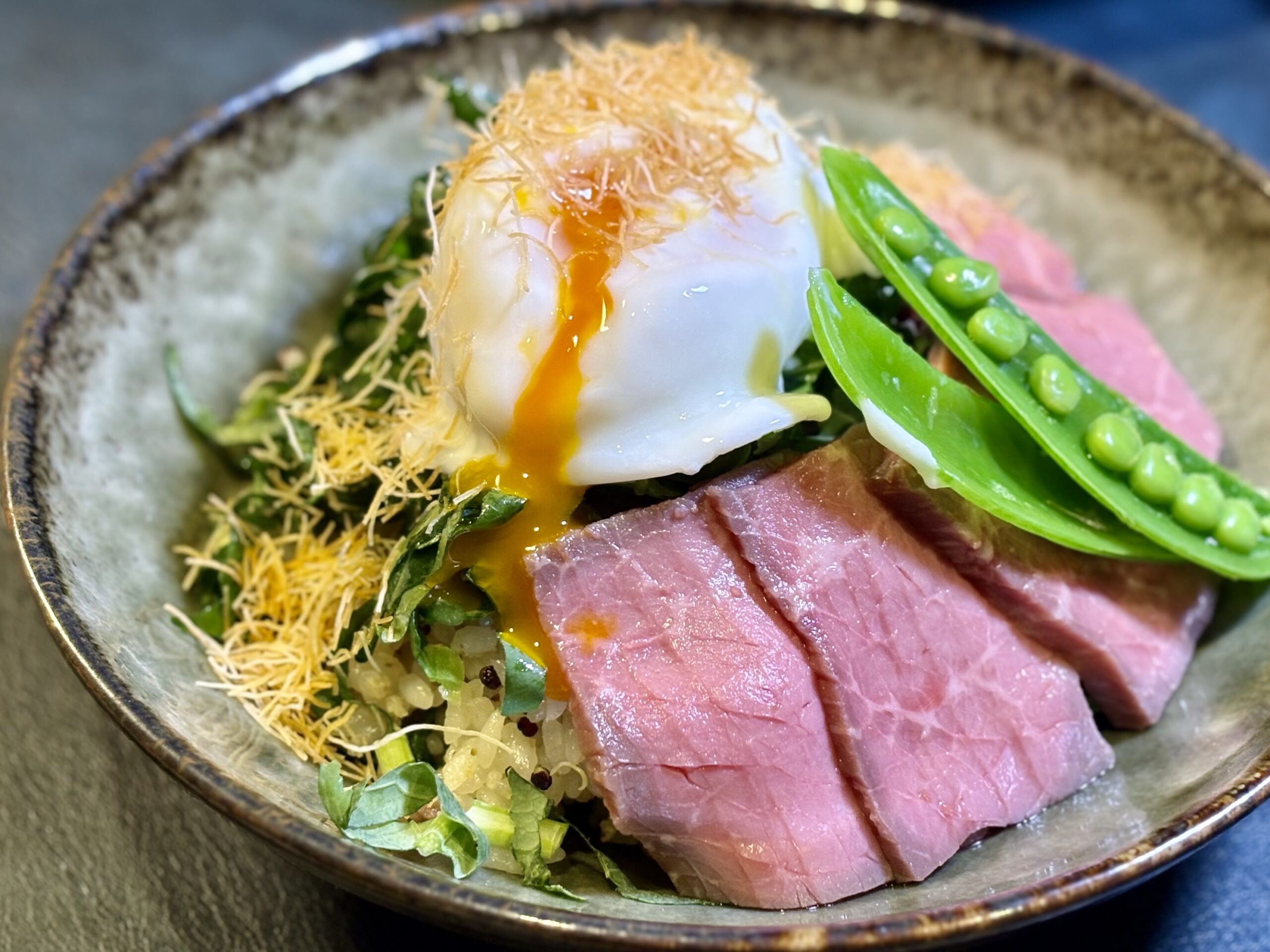 ケールローストビーフ丼 温泉卵 カダイフ