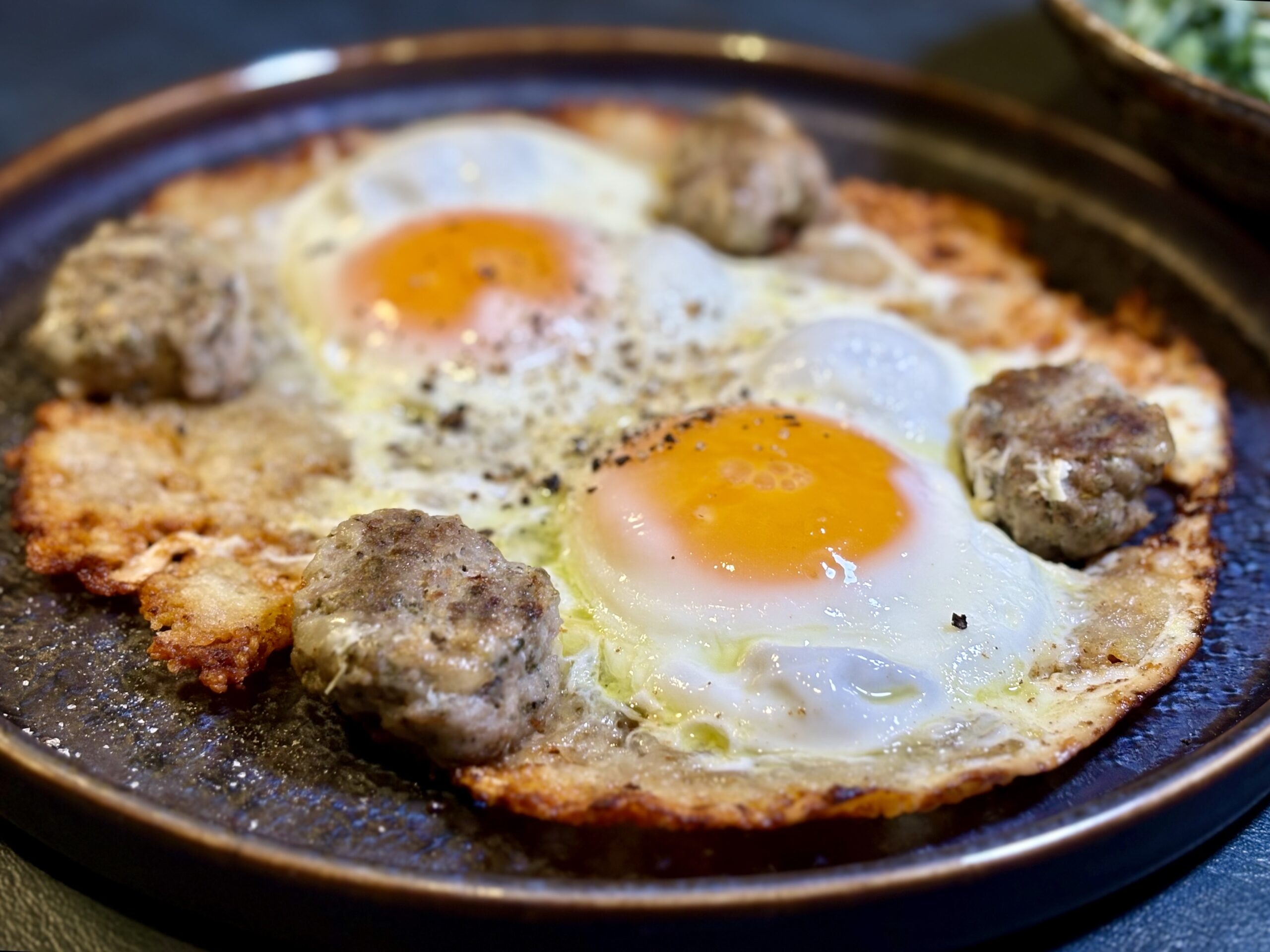 マイヤーフライパンで焼いたチーズ目玉焼きとサルシッチャ