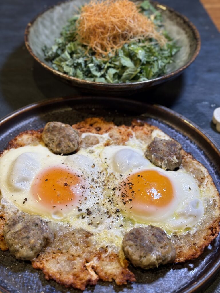 カリカリチーズとサルシッチャの目玉焼き