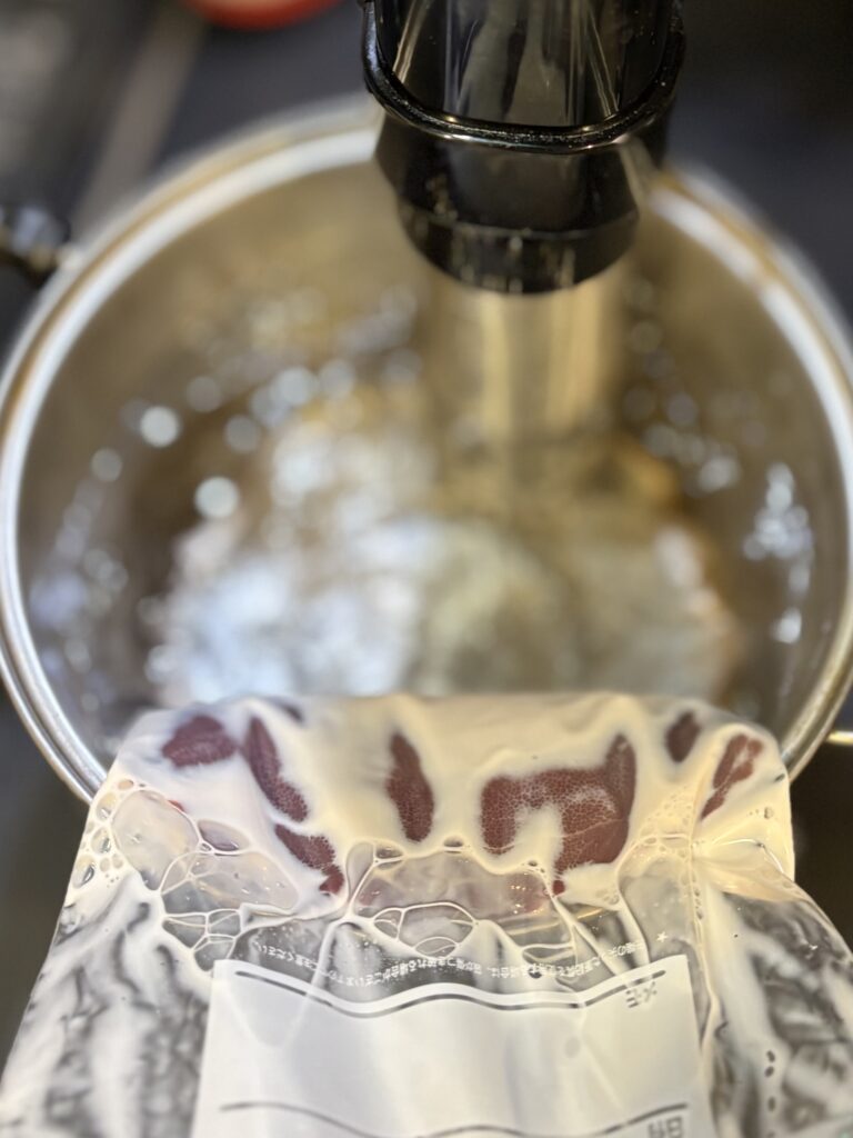 牛乳を入れてジップロックで低温調理