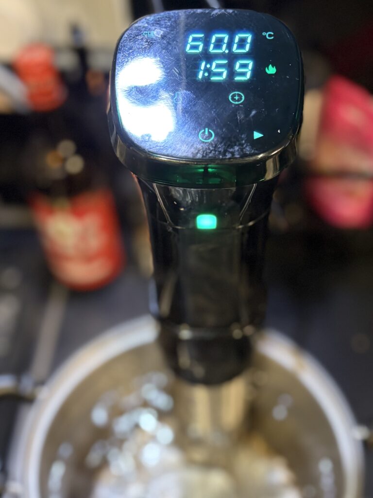 豚レバーを60度で低温調理しているスーヴィード調理機