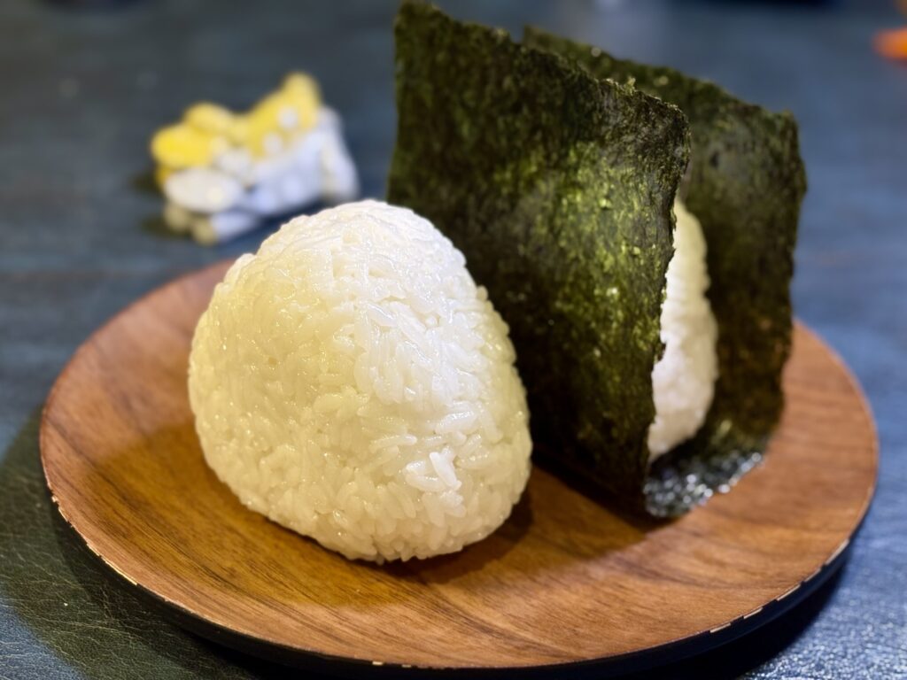 炊き立てごはんのおむすび