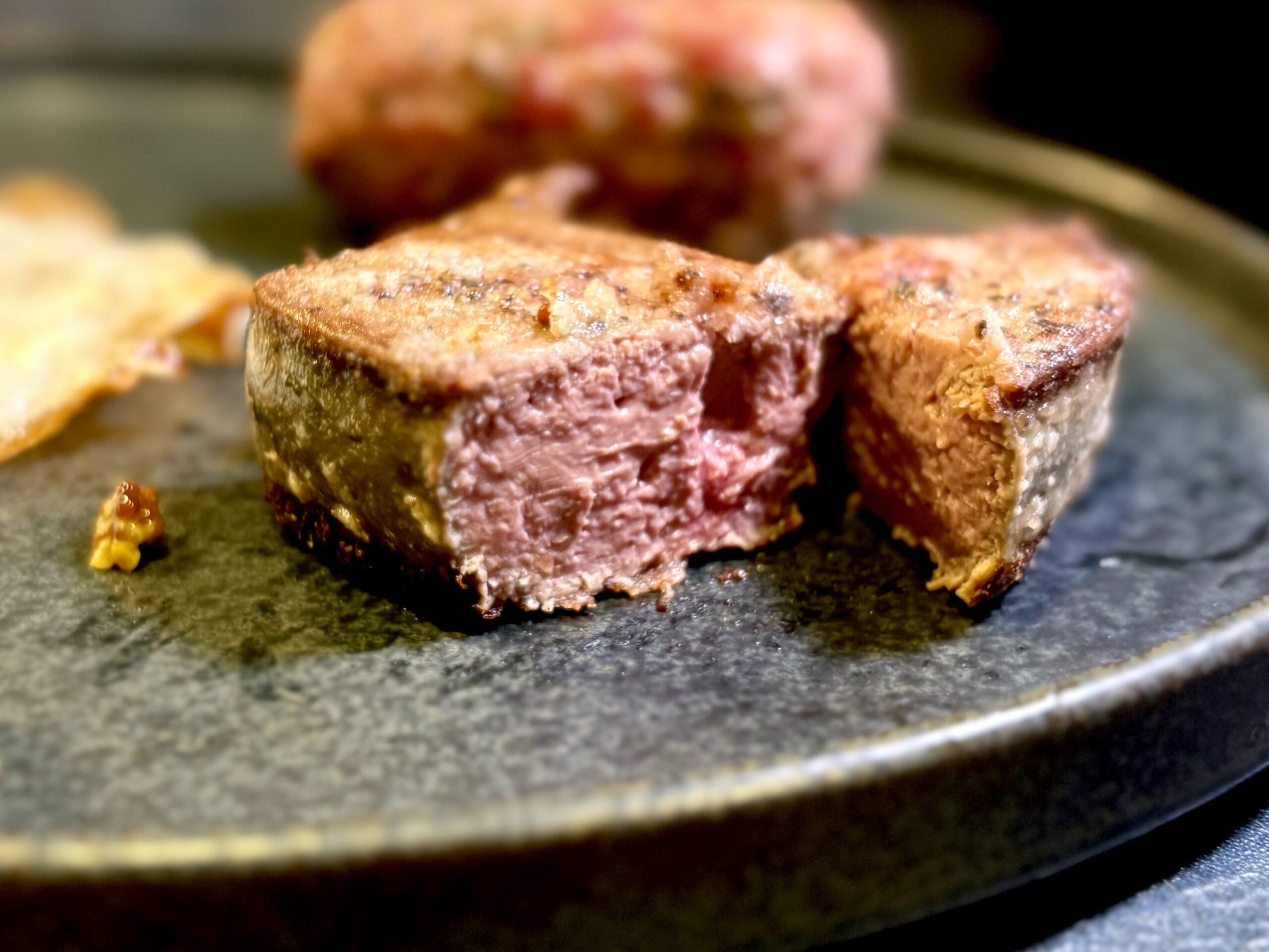 低温調理60℃2時間で調理した豚レバーステーキの断面