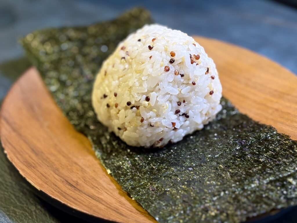 キヌア入りおむすび