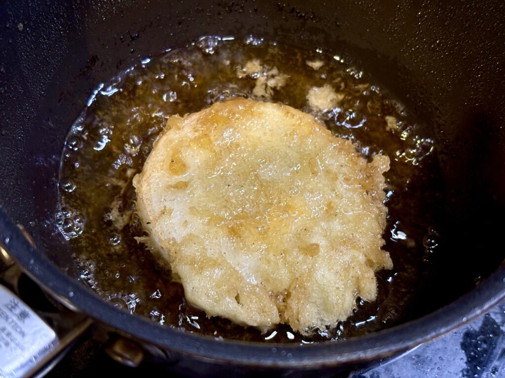 新玉ねぎの天ぷらを揚げている様子