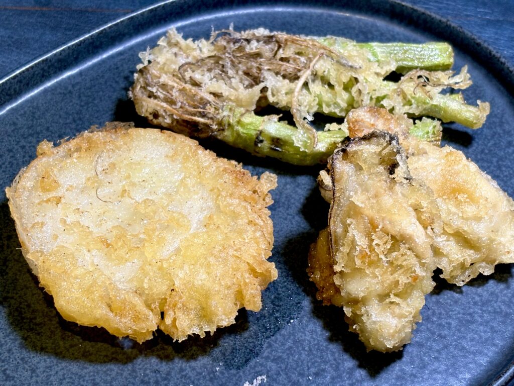 セリの天ぷらと新玉ねぎと牡蠣