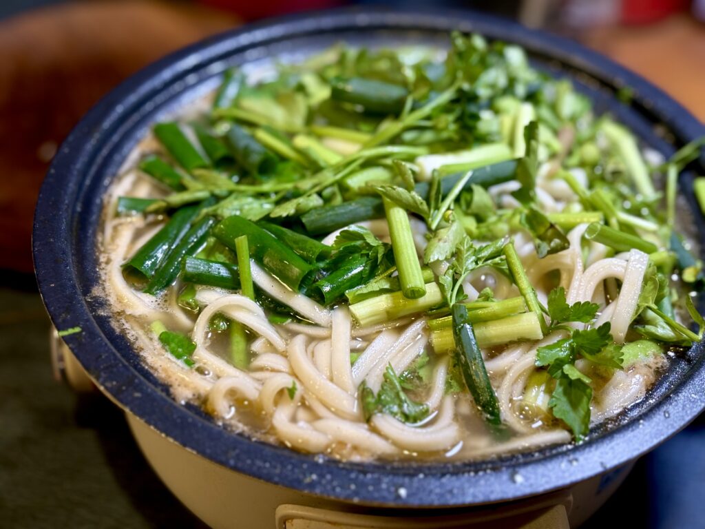 みつせ鶏のすき焼き鍋の割下に出汁を足して作った、セリたっぷりのうどん