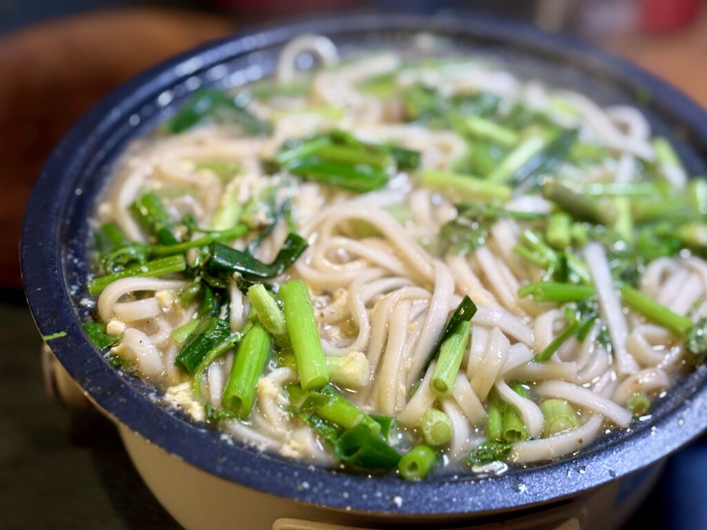 セリたっぷりの煮込みうどん