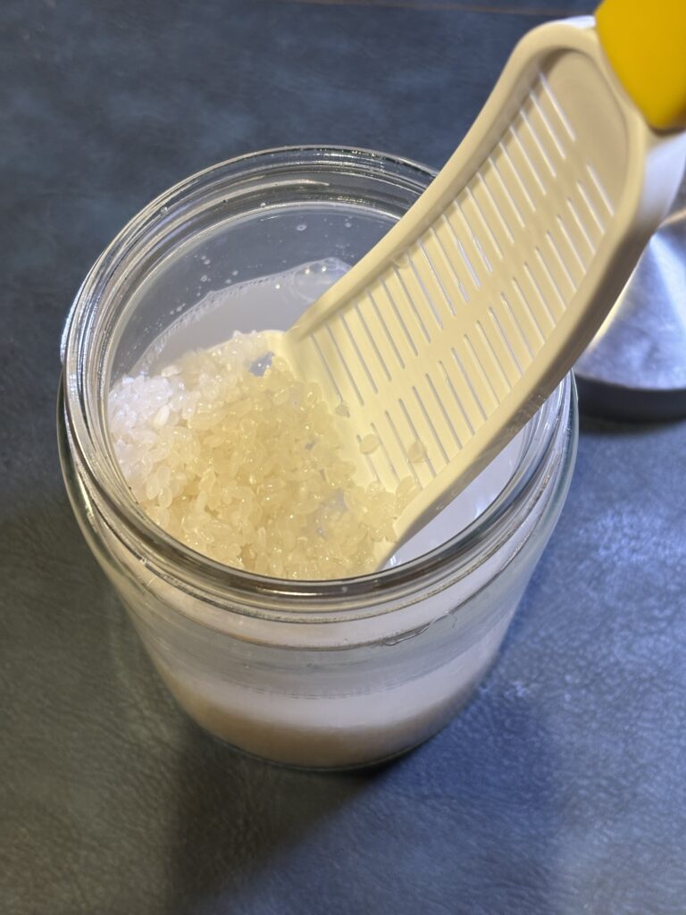 研いだ米の水を切る