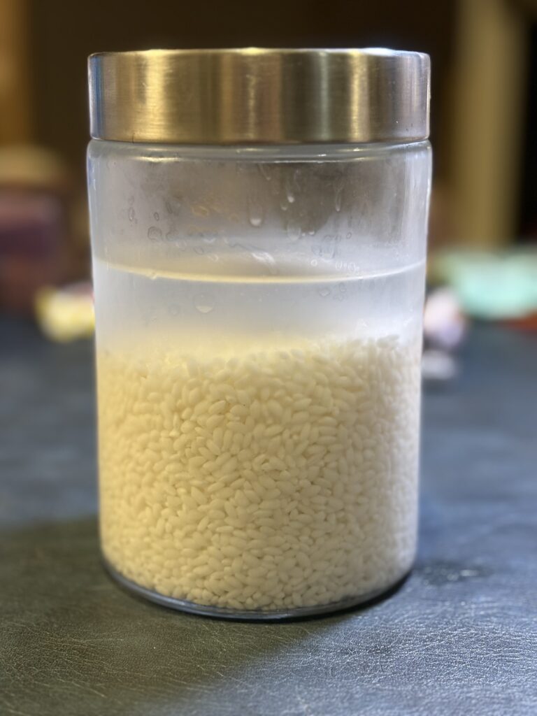 米を冷蔵庫で6時間浸水する米の炊き方