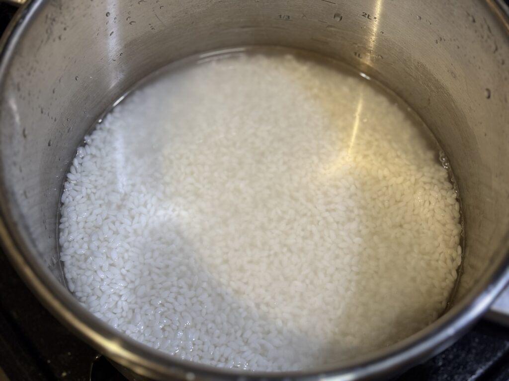 米を冷蔵庫で6時間浸水して、これから炊く場面