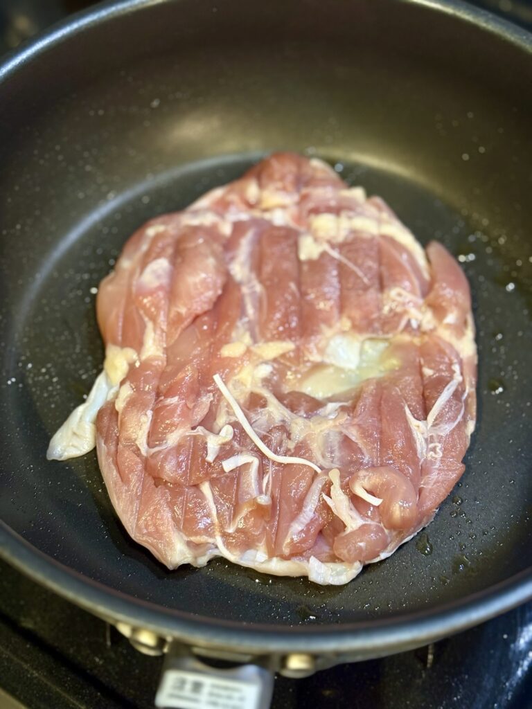 鶏もも肉 皮目から焼く 弱火 フライパン コツ
