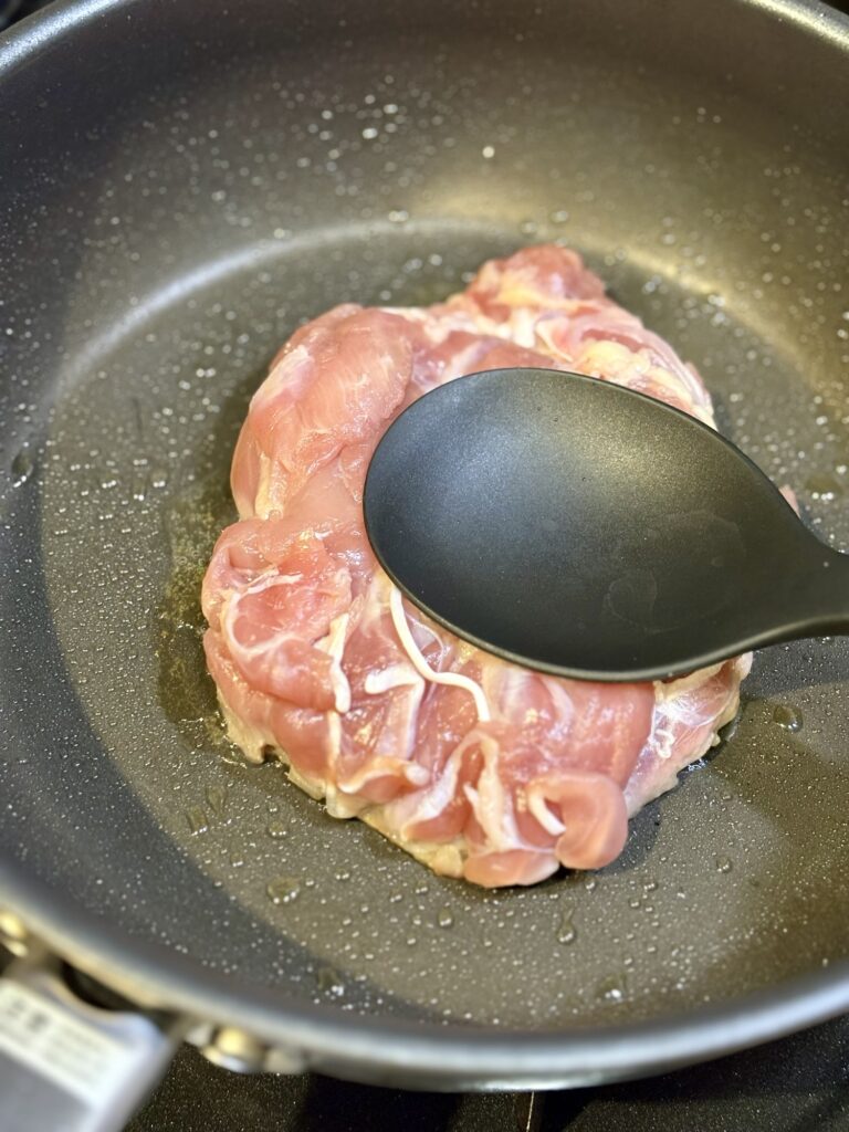 鶏もも肉 押さえて焼く 皮 縮まない 方法