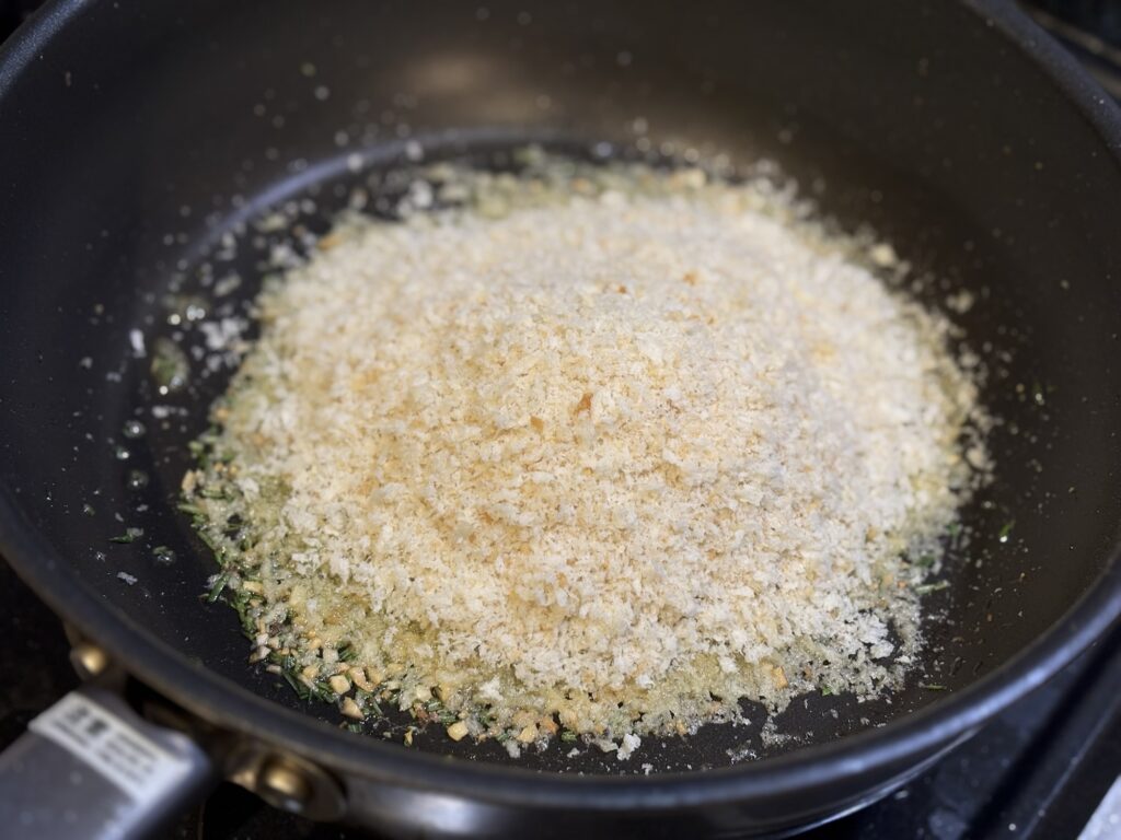 パン粉を一気に加えて、香りを吸わせる。
油をまとった瞬間、ただのパン粉が“料理になる”。