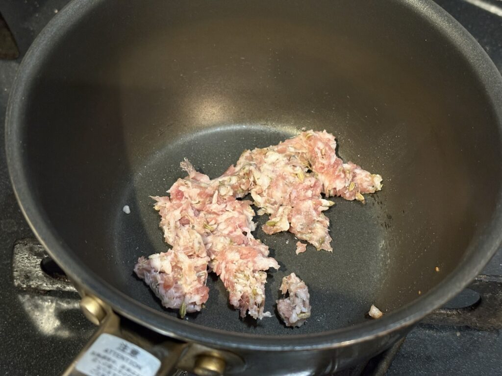 フライパンで自家製サルシッチャを焼き始める工程