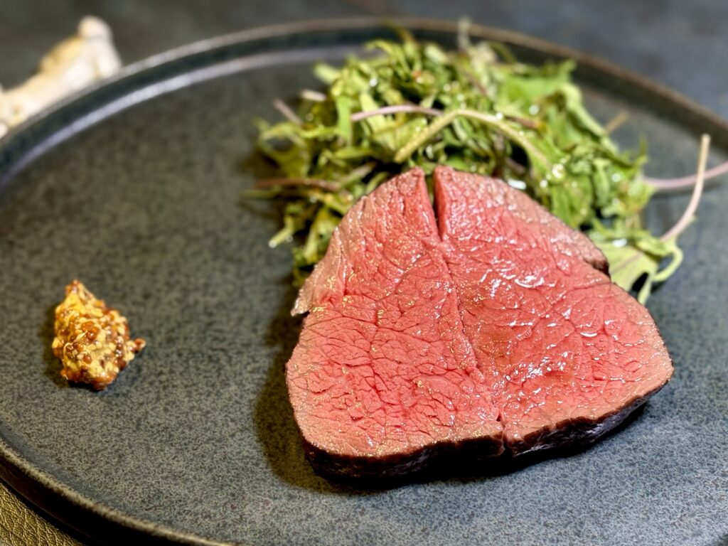 黒毛和牛ランプステーキ ケールサラダ添え