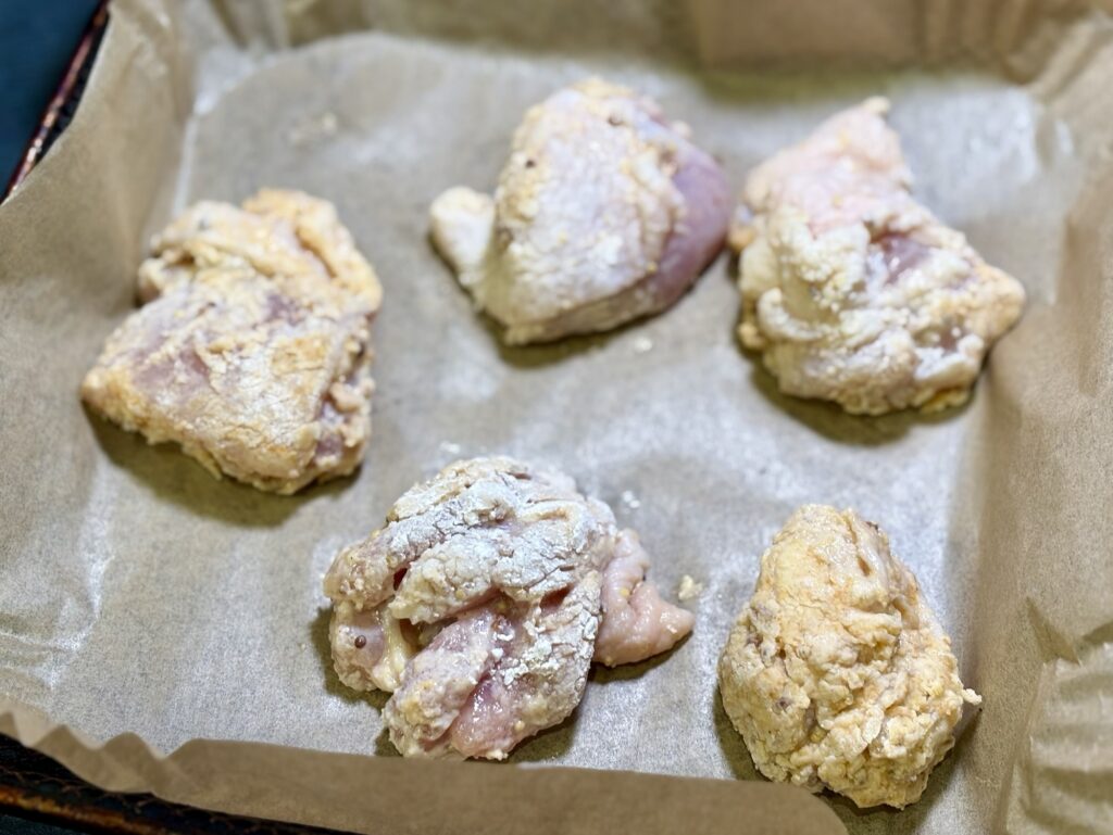 ノンフライオーブンに並べた鶏肉