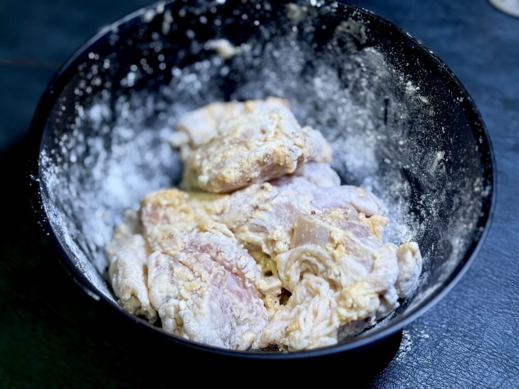 唐揚げの衣をつけた鶏もも肉