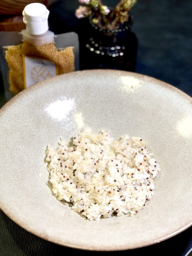 キヌアごはんを丼によそう様子