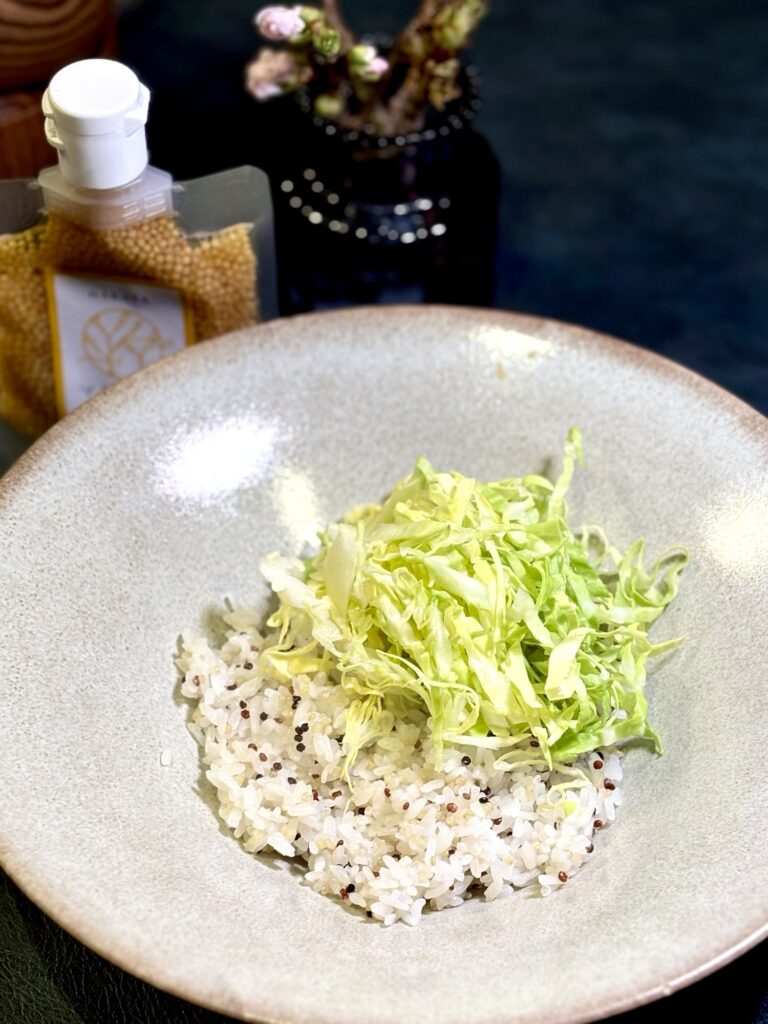 春キャベツを盛り付ける工程