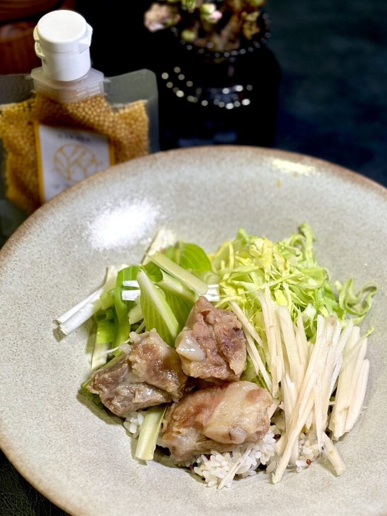 豚軟骨ソーキ煮込みを盛る