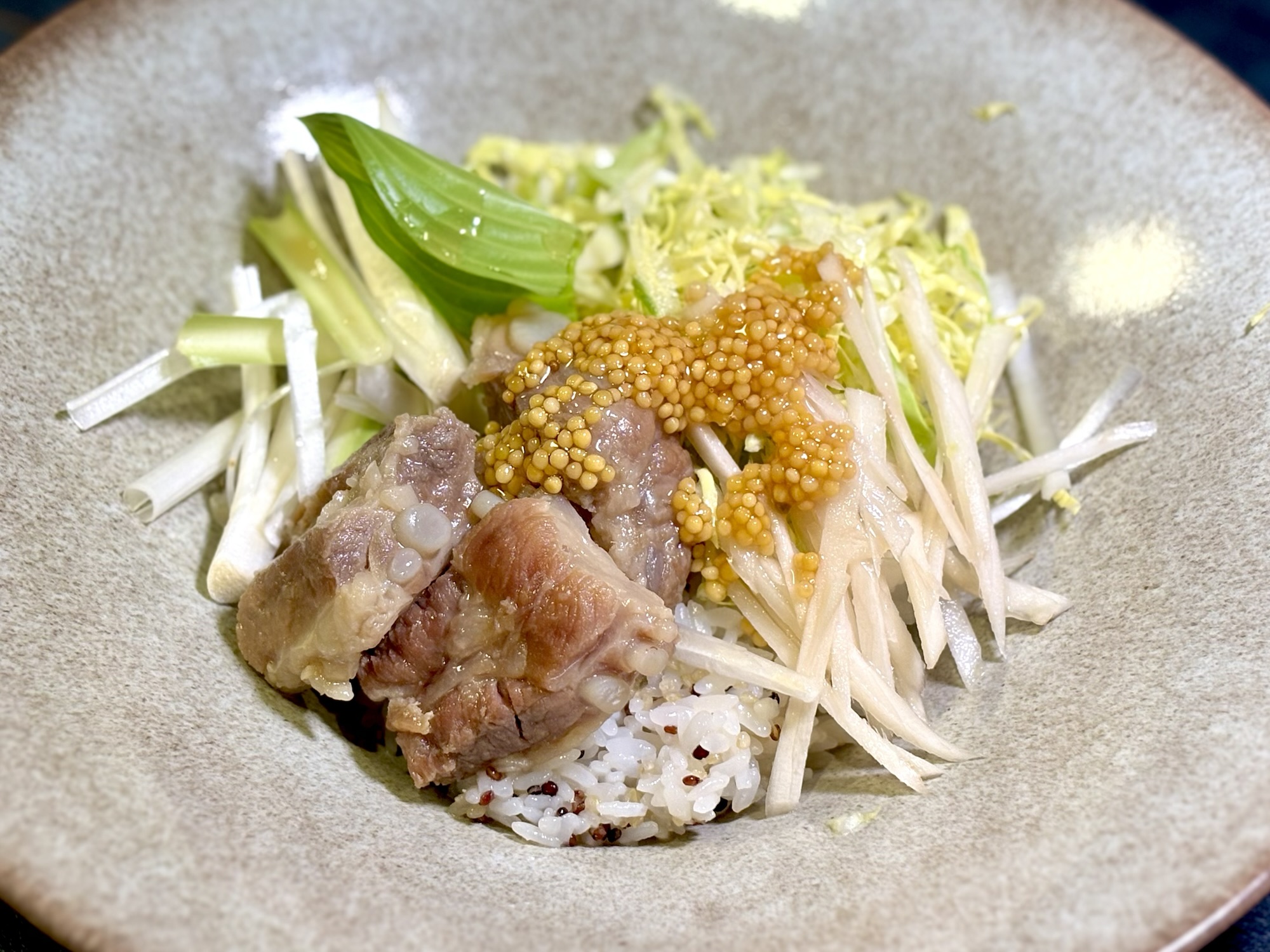 完成した春野菜のソーキ丼
